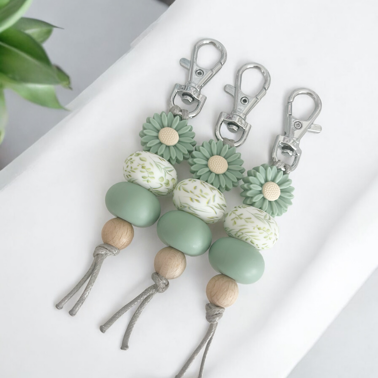 FOLIAGE & SAGE DAISY SILICONE BEAD KEYRING