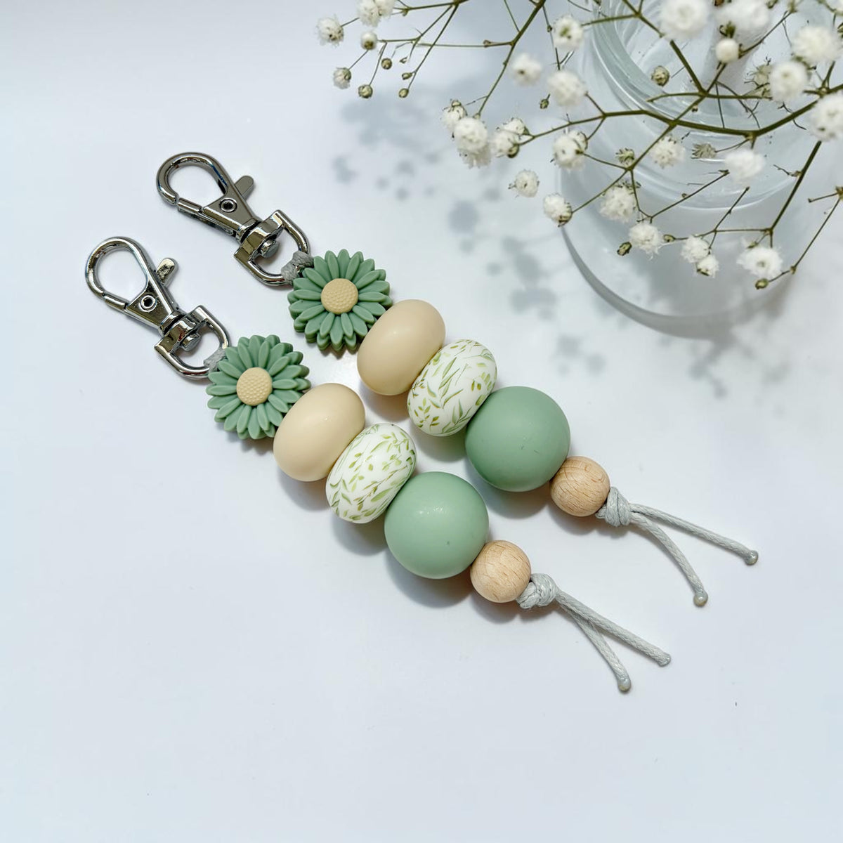 SAGE & CREAM DAISY SILICONE BEAD KEYRING