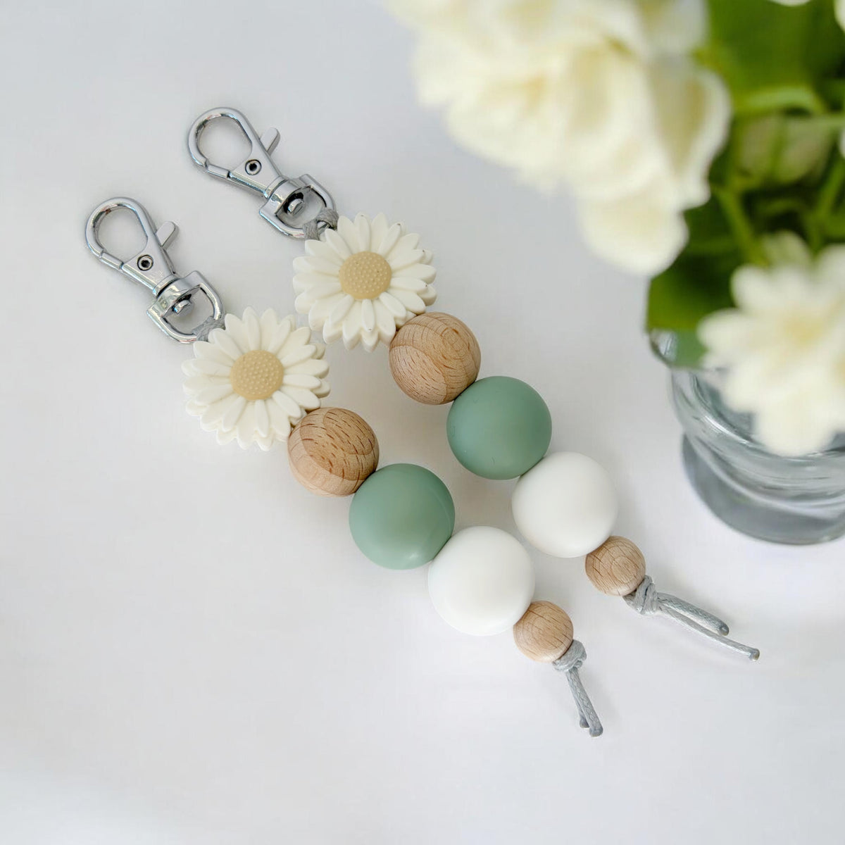 Large White Daisy Sage SILICONE BEAD KEYRING