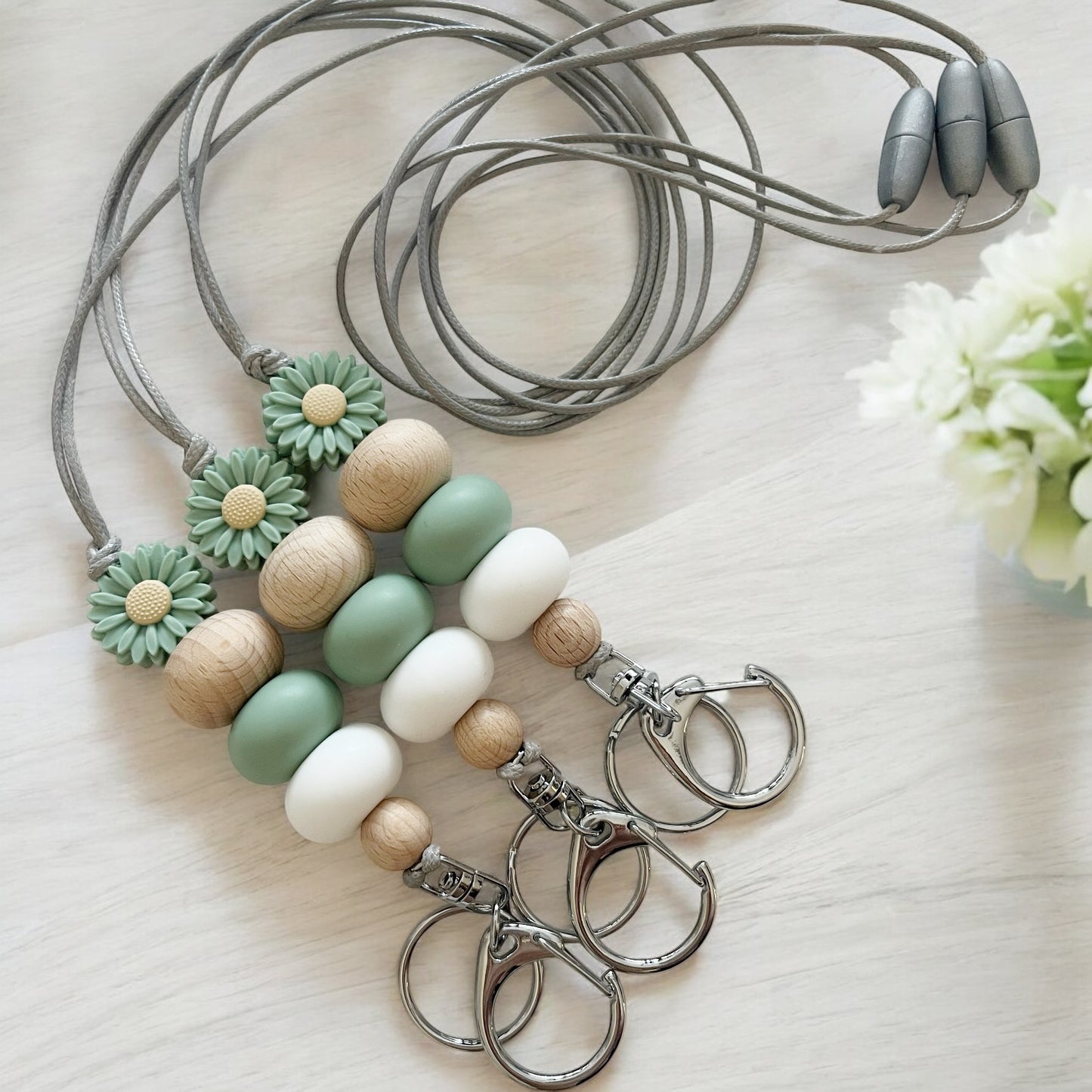 SAGE DAISY SILICONE BEAD LANYARD