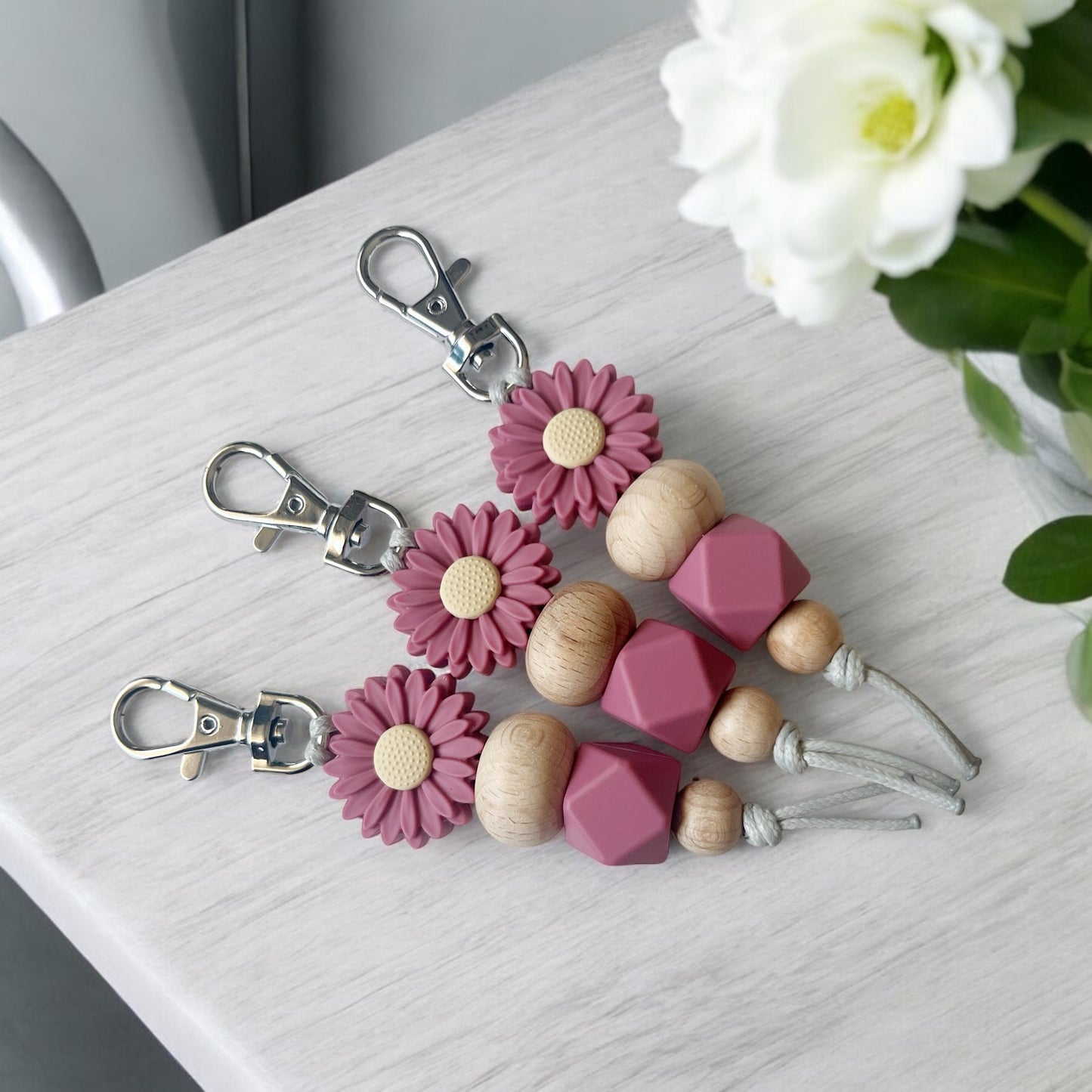 VIOLET QUARTZ LARGE DAISY SILICONE BEAD KEYRING
