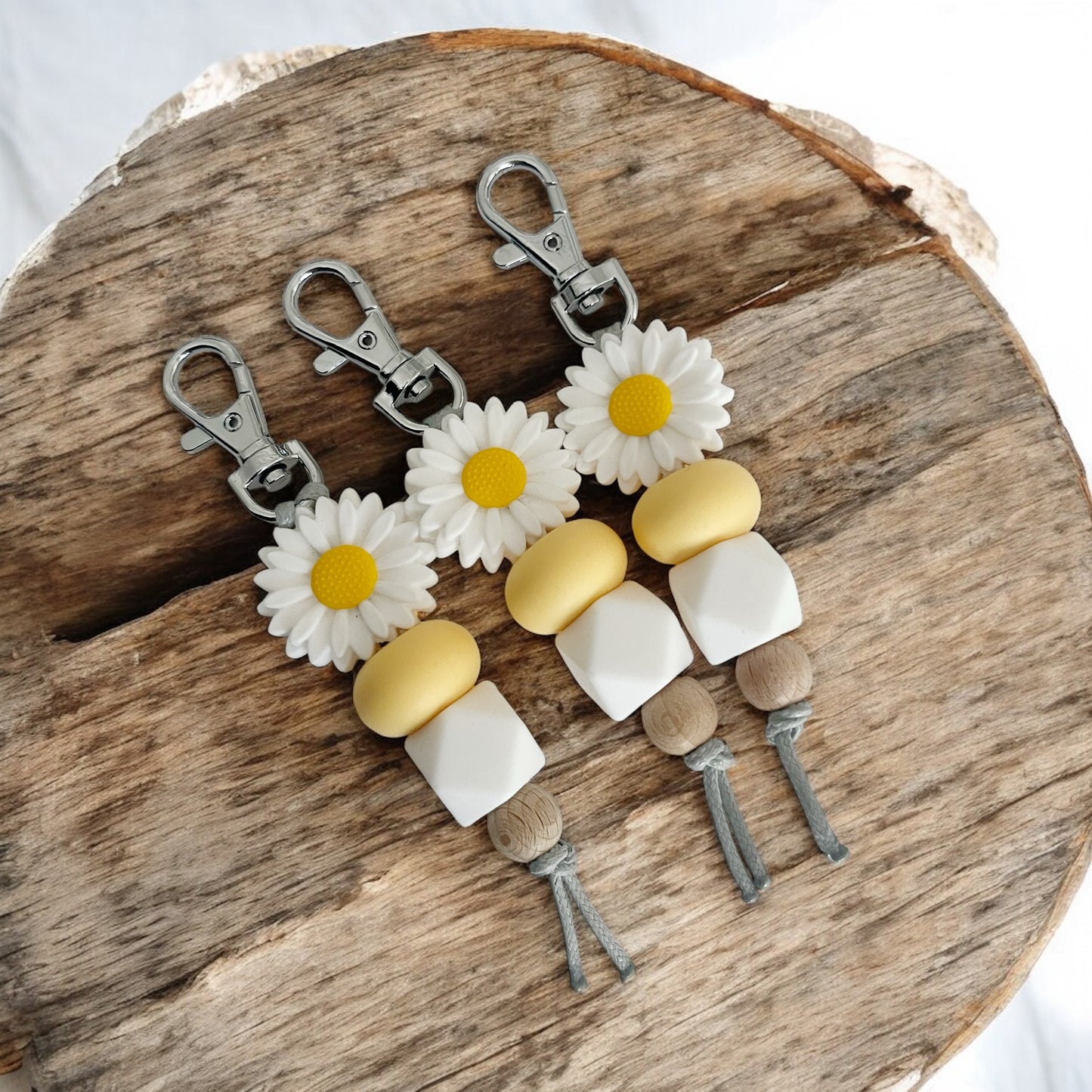 LARGE WHITE DAISY SILICONE BEAD KEYRING