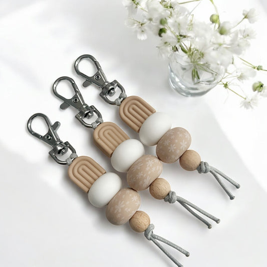 ARCH BEIGE & WHITE DAISY PRINT SILICONE BEAD KEYRING