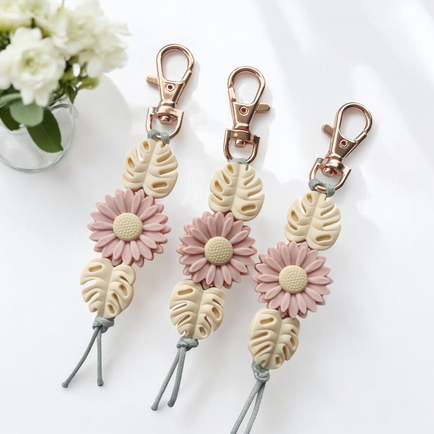 LARGE DUSTY PINKDAISY SILICONE BEAD KEYRING