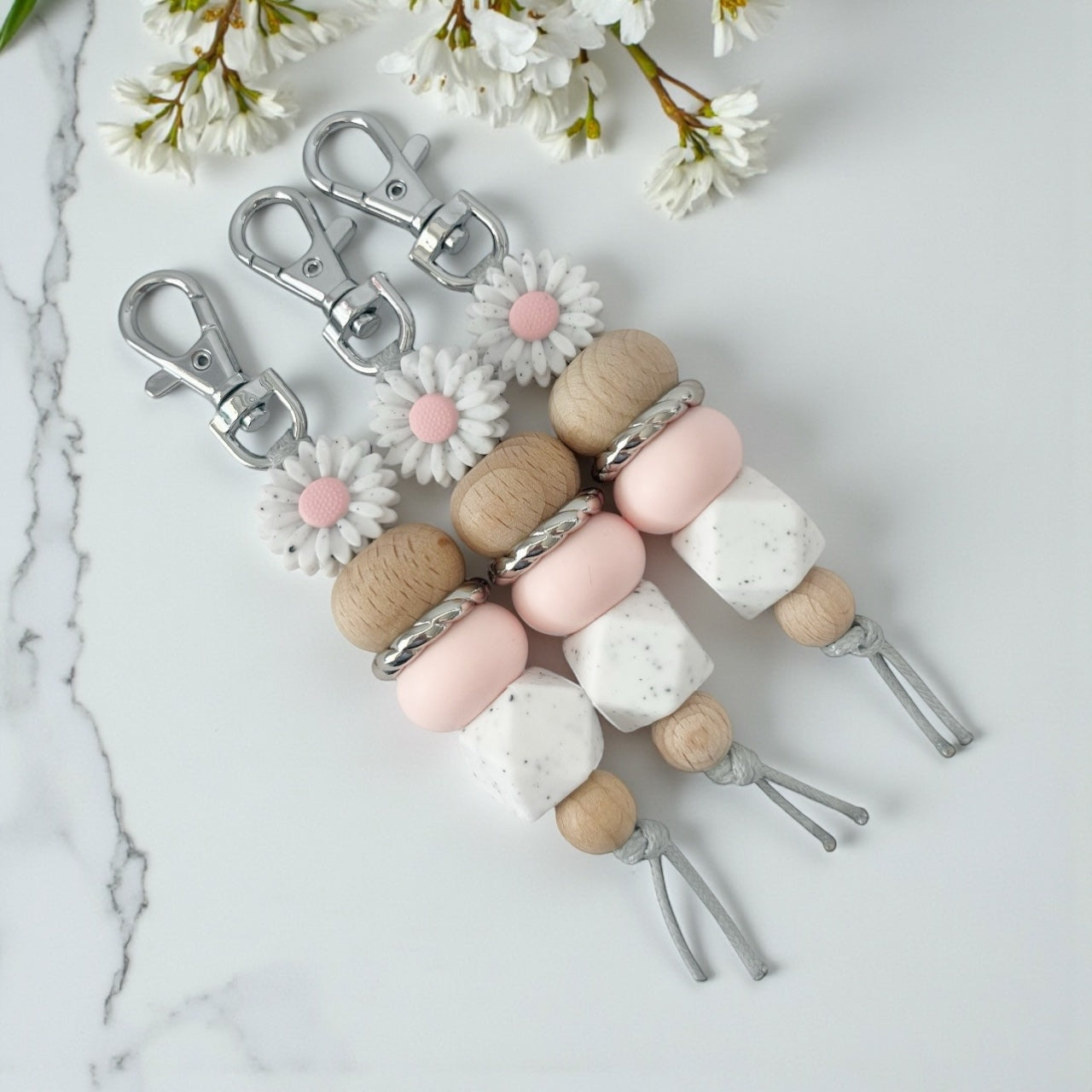 PINk DAISY WHITE SPECK DASIY SILICONE BEAD KEYRING