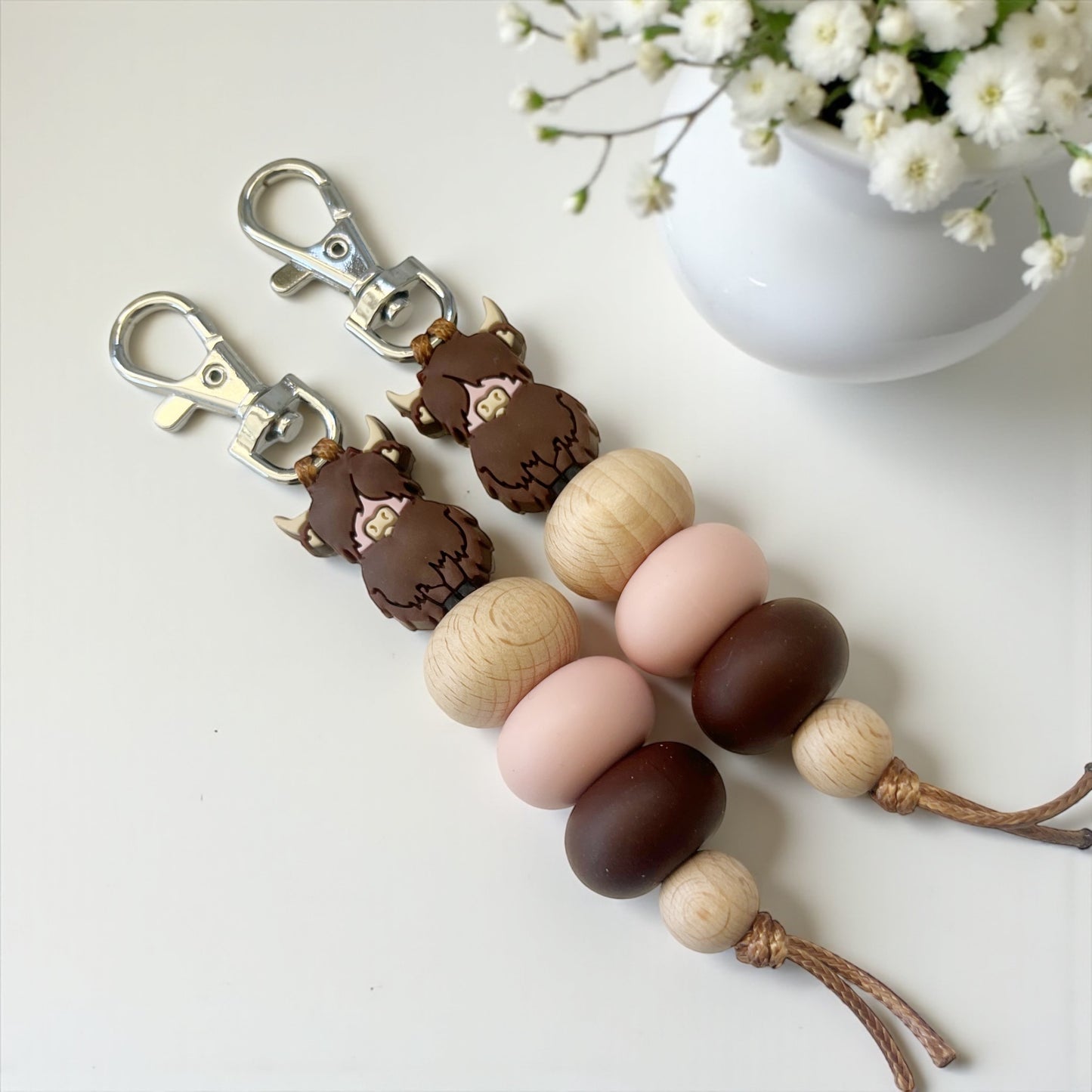 BROWN HIGHLAND COW SILICONE BEAD KEYRING