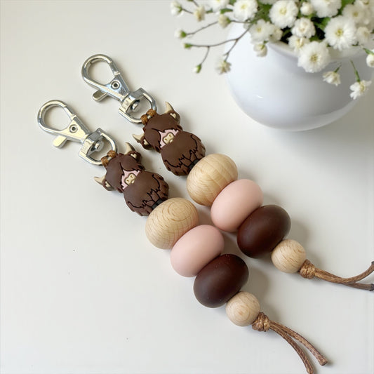 BROWN HIGHLAND COW SILICONE BEAD KEYRING