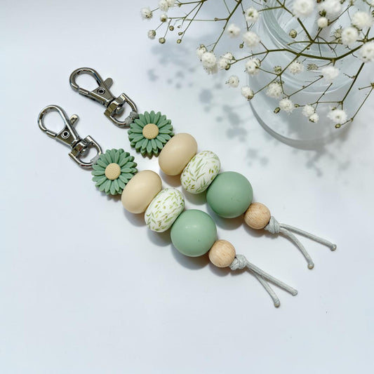 SAGE & CREAM DAISY SILICONE BEAD KEYRING