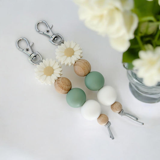 Large White Daisy Sage SILICONE BEAD KEYRING