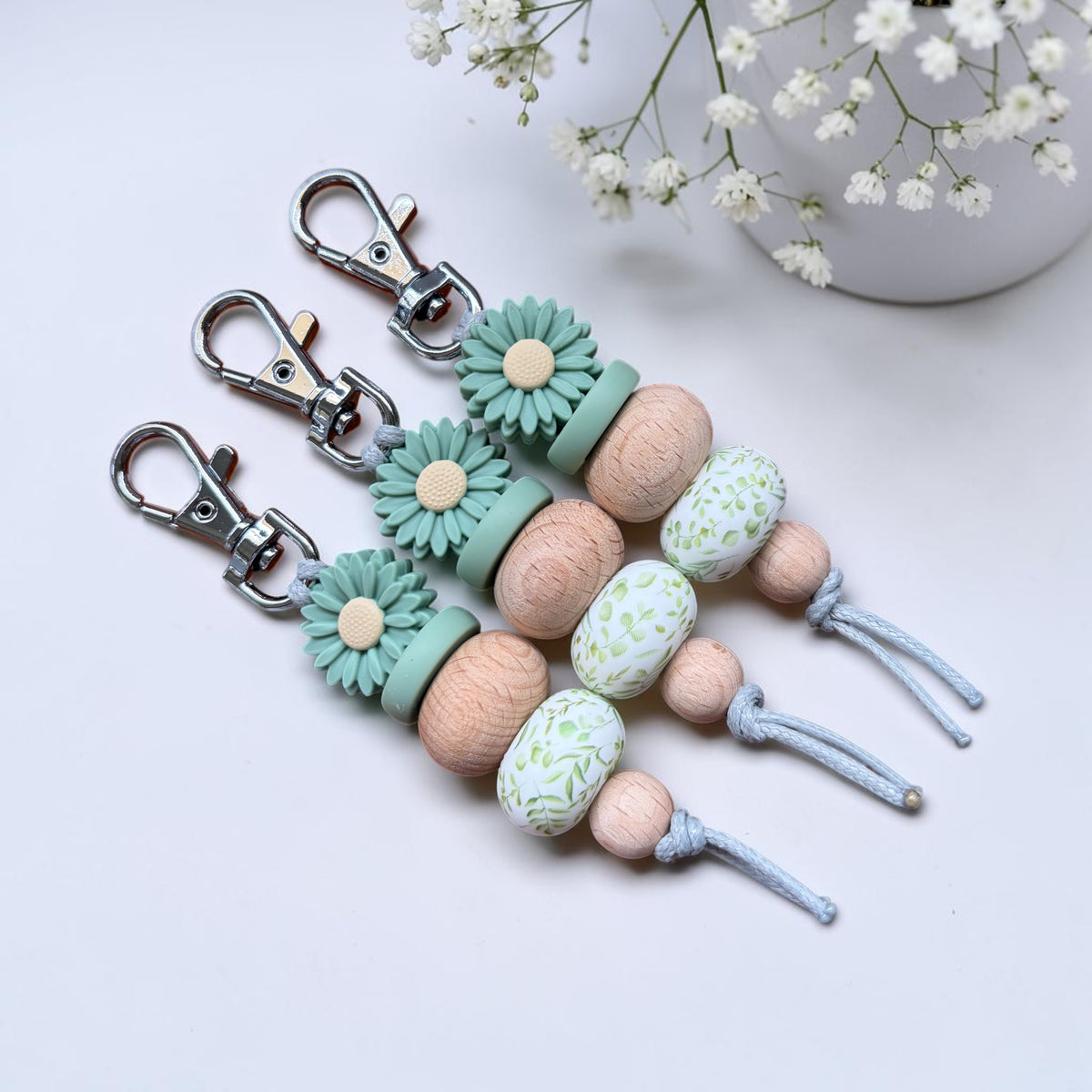 SAGE DAISY FLAT DISC & FOLIAGE SILICONE BEAD KEYRING