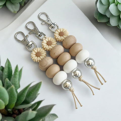 OATMEAL DAISY SILICONE BEAD KEYRING