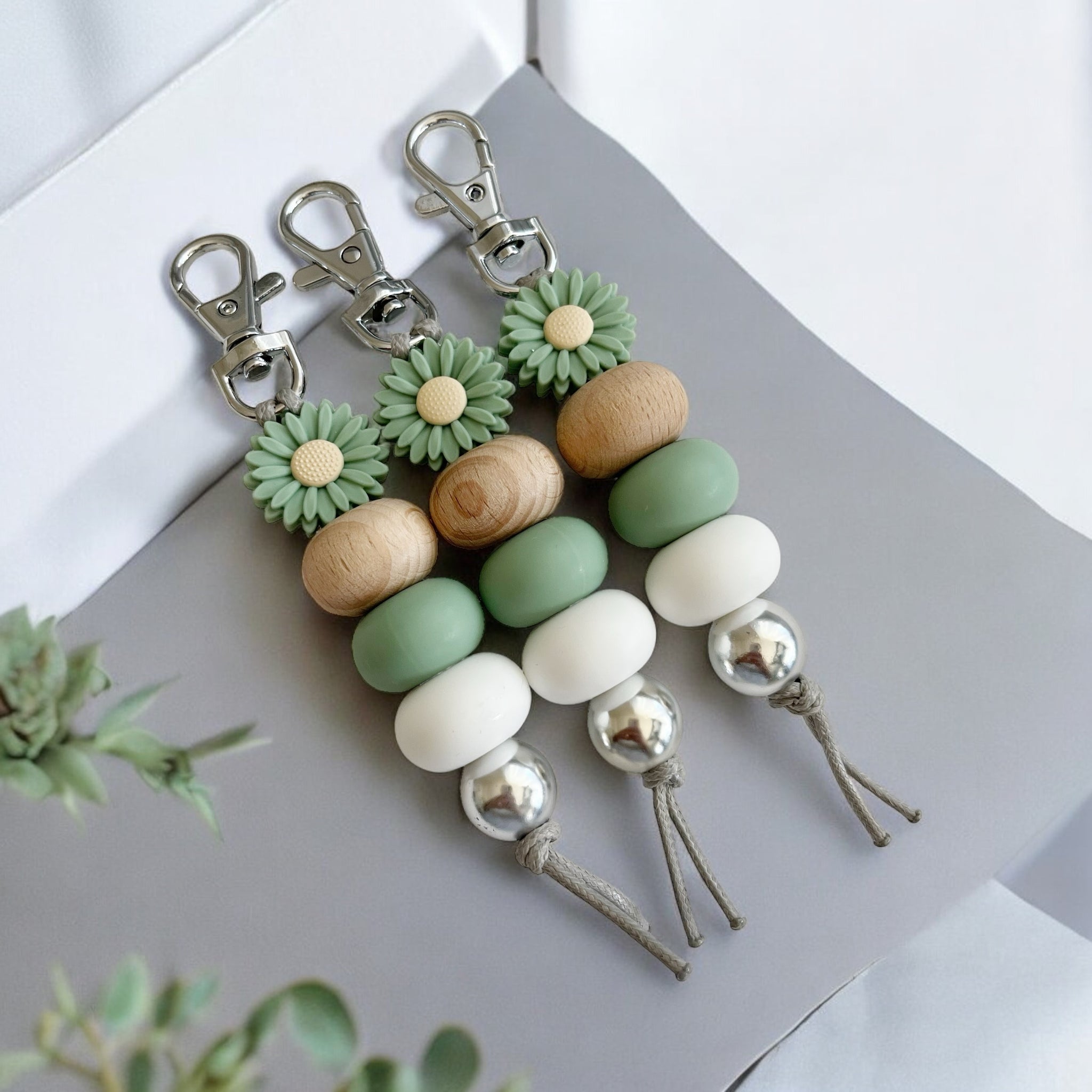 SAGE DAISY SILICONE BEAD KEYRING