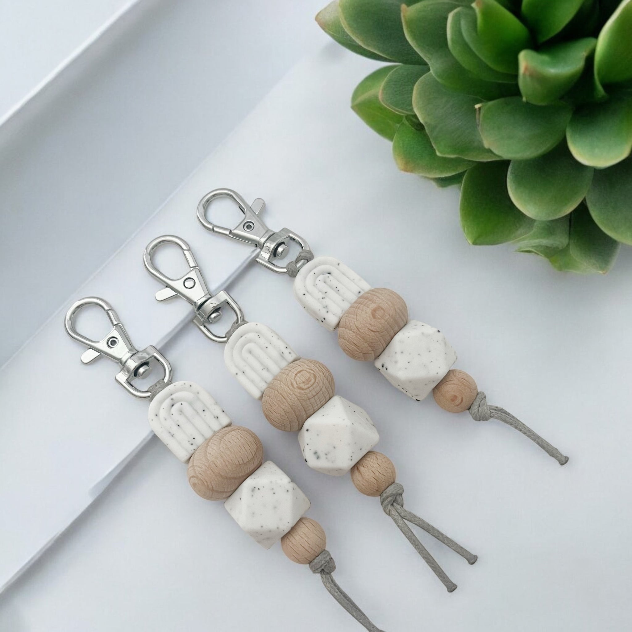 WHITE SPECK ARCH SILICONE BEAD KEYRING