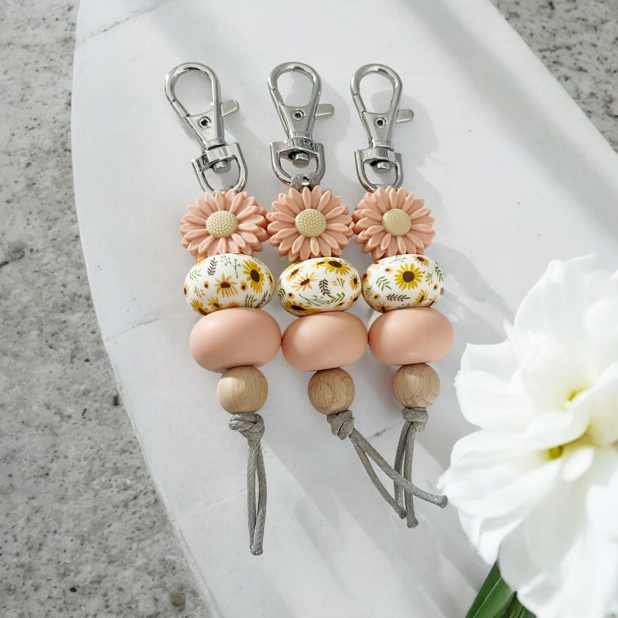 PEACH DAISY SILICONE BEAD KEYRING