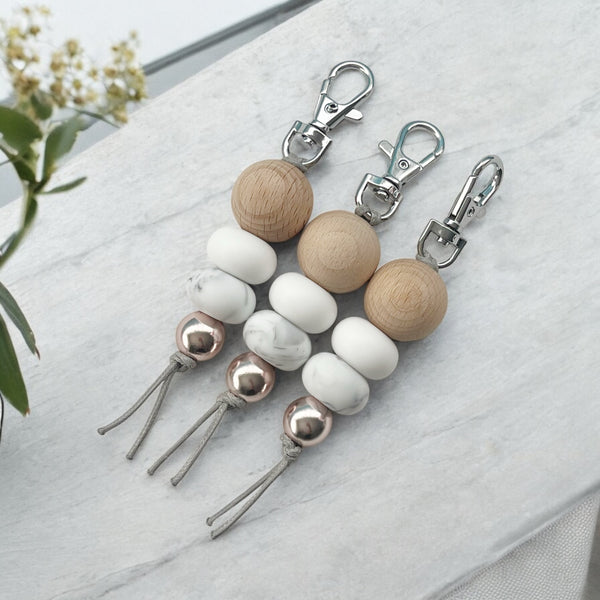 WOOD WHITE MARBLE SILICONE BEAD KEYRING