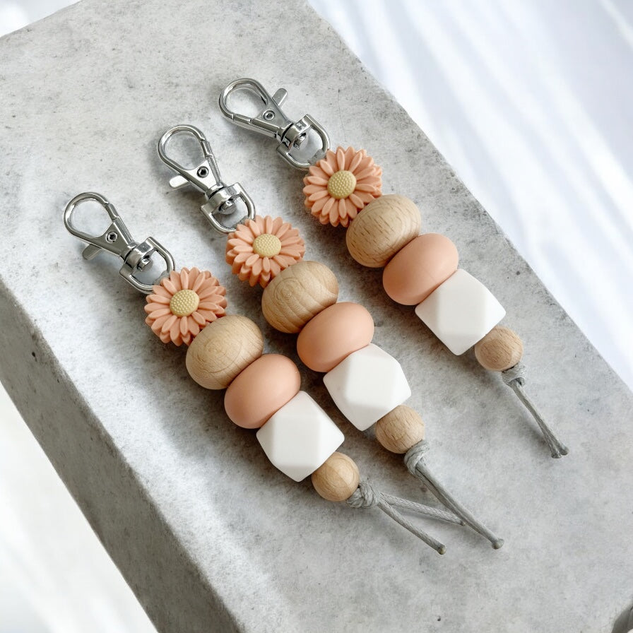 PEACH WOOD WHITE DAISY SILICONE BEAD KEYRING