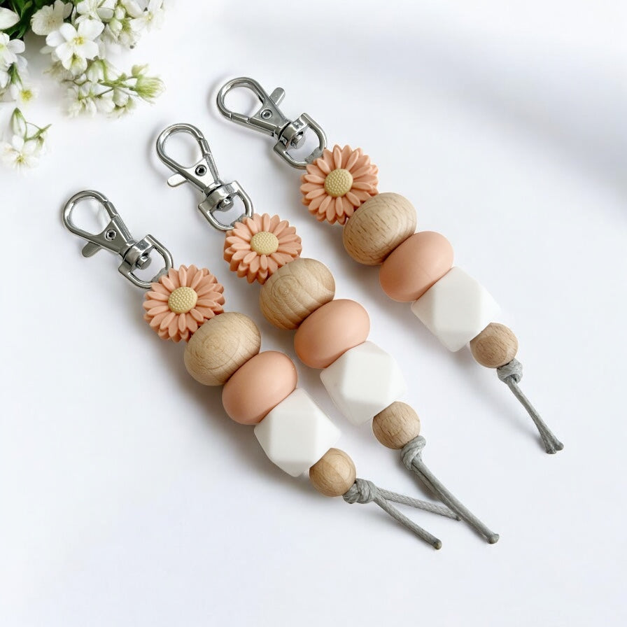 PEACH WOOD WHITE DAISY SILICONE BEAD KEYRING