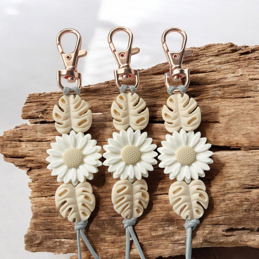 LARGE WHITE DAISY SILICONE BEAD KEYRING