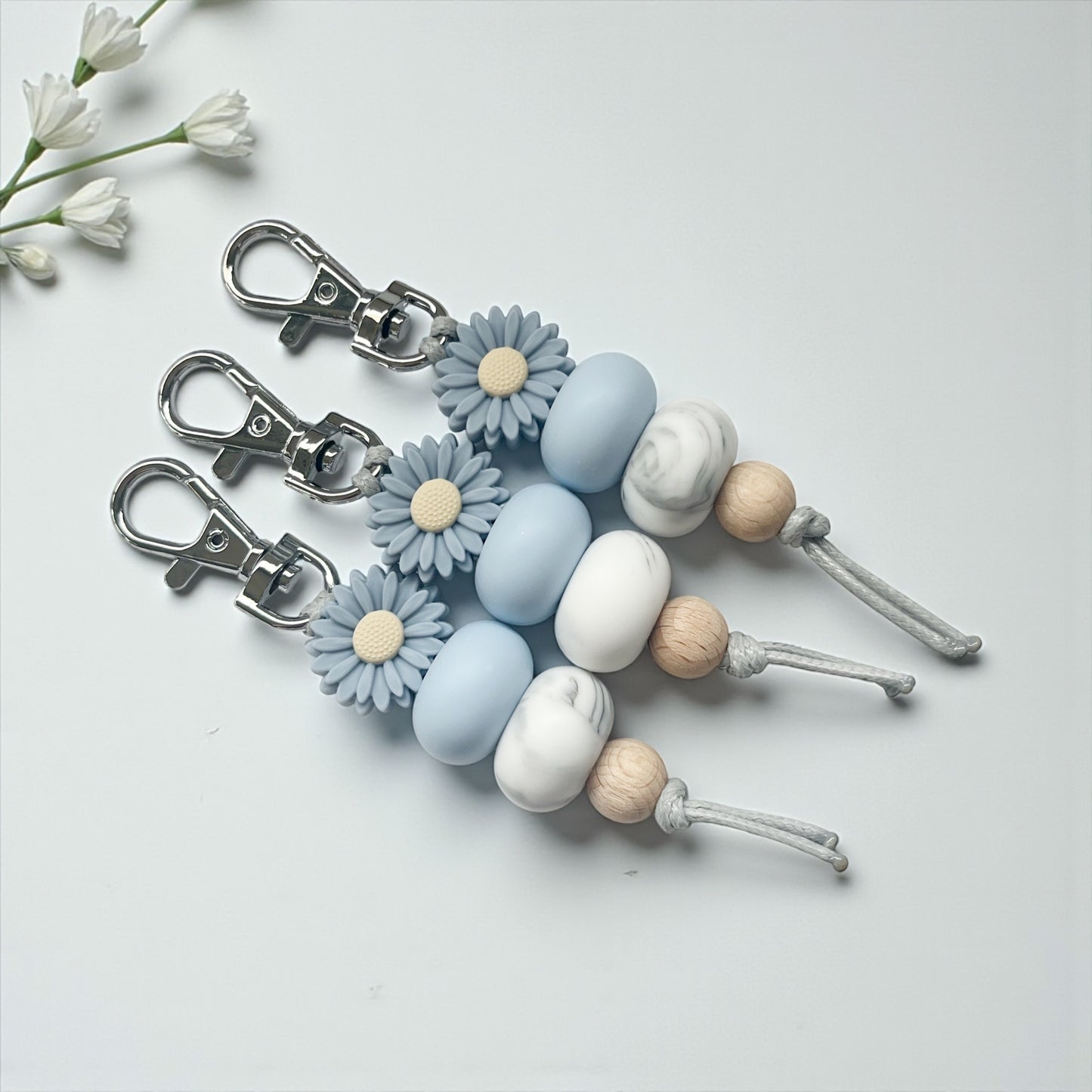 DUSTY BLUE DAISY SILICONE BEAD KEYRING