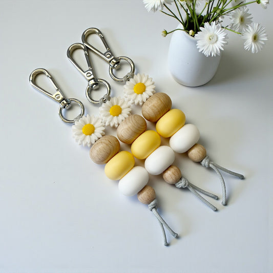 WHITE & YELLOW DAISY SILICONE BEAD KEYRING