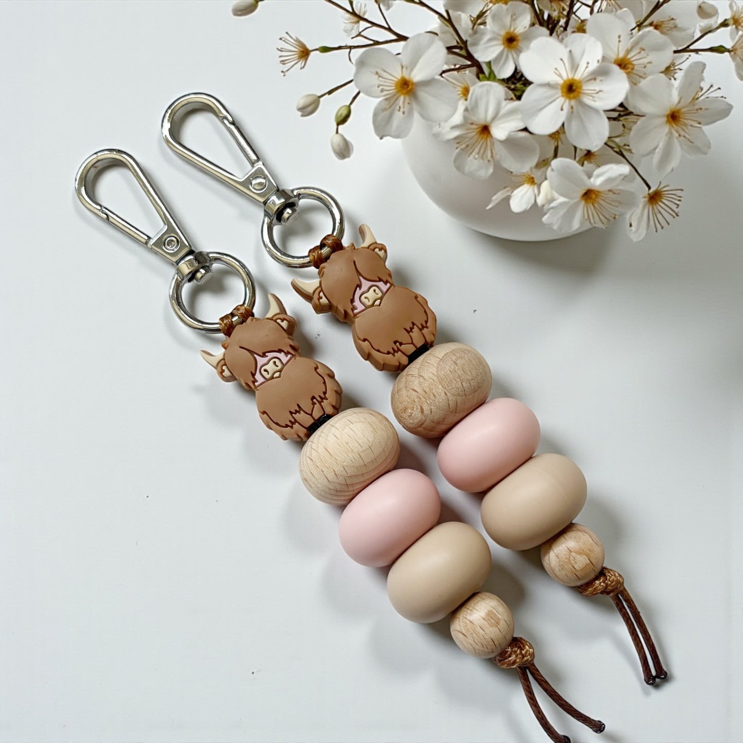 BROWN HIGHLAND COW SILICONE BEAD KEYRING