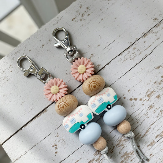 DUSTY DAISY & GREEN CARAVAN SILICONE BEAD KEYRING