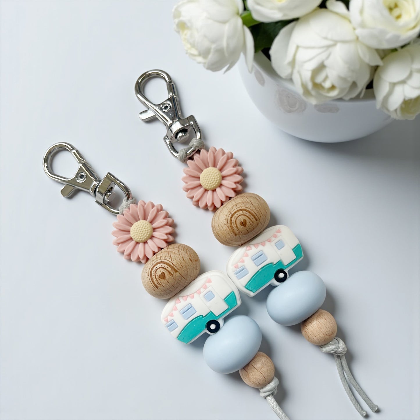 DUSTY DAISY & GREEN CARAVAN SILICONE BEAD KEYRING