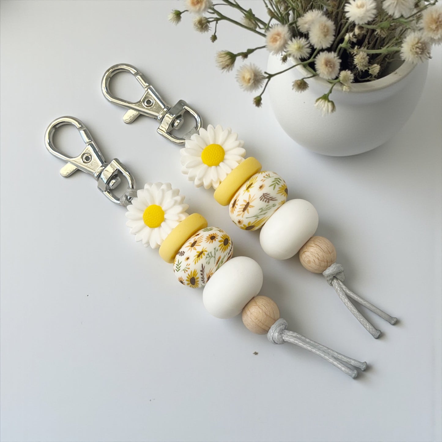 WHITE DAISY & SUN FLOWER PRINT  SILICONE BEAD KEYRING