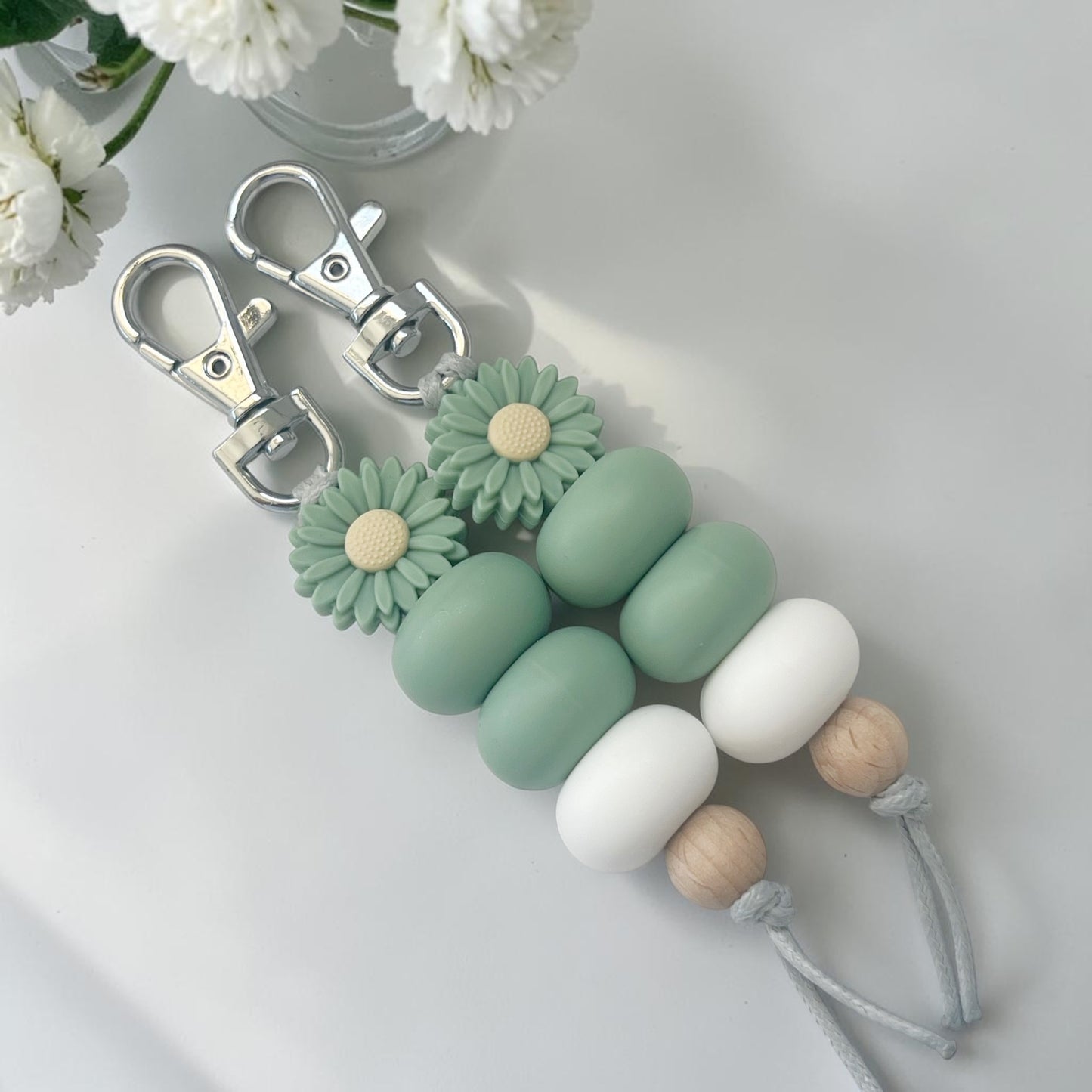SAGE DAISY SILICONE BEAD KEYRING