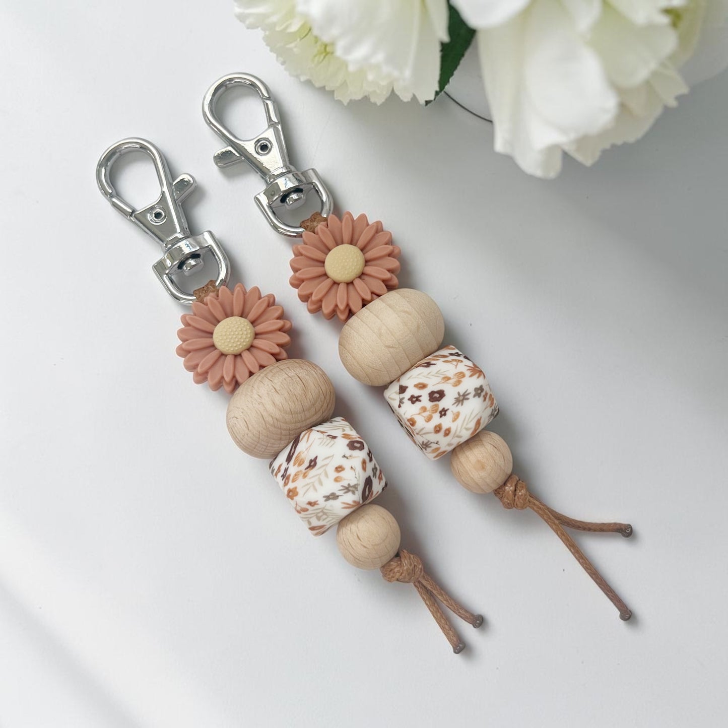 CLAY DAISY SILICONE BEAD KEYRING
